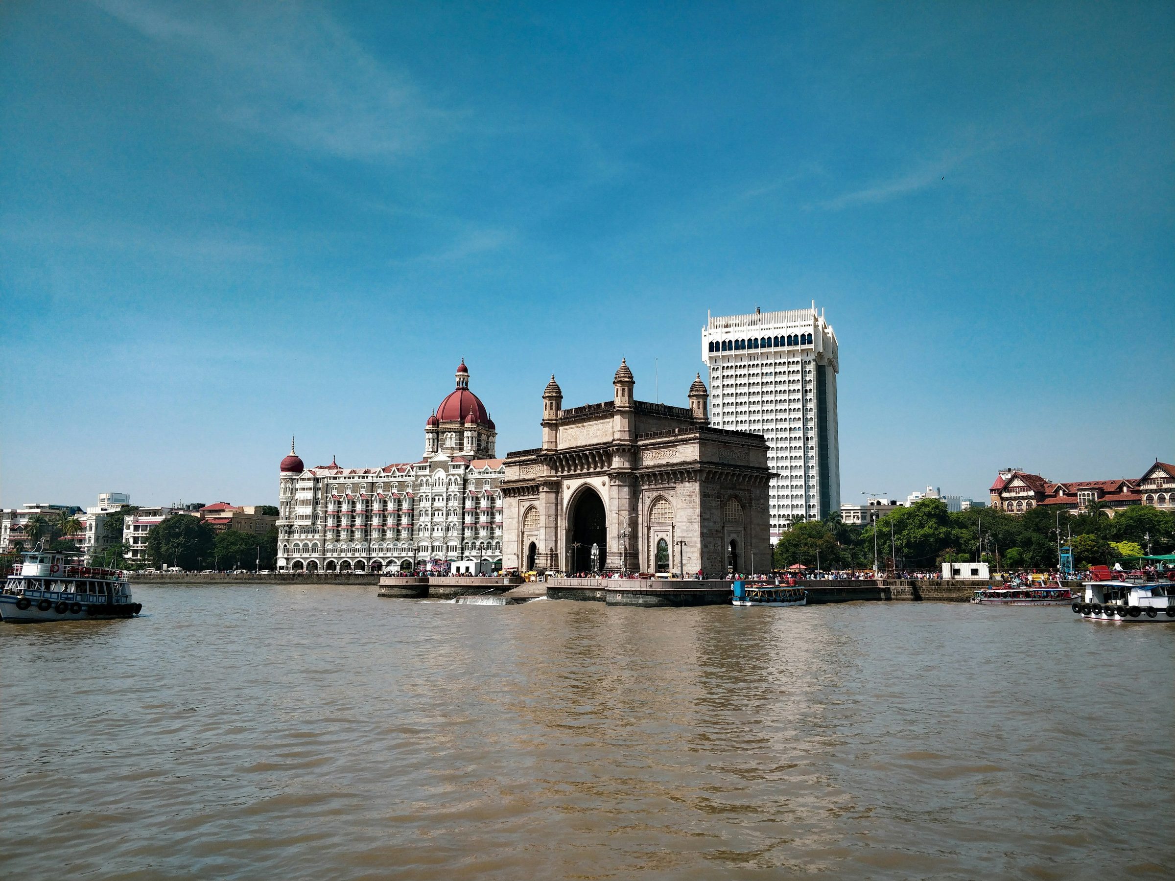 Gateway of India and Taj Mahal Palace on the Mumbai waterfront. Photo: Renzo D'souza / Unsplash