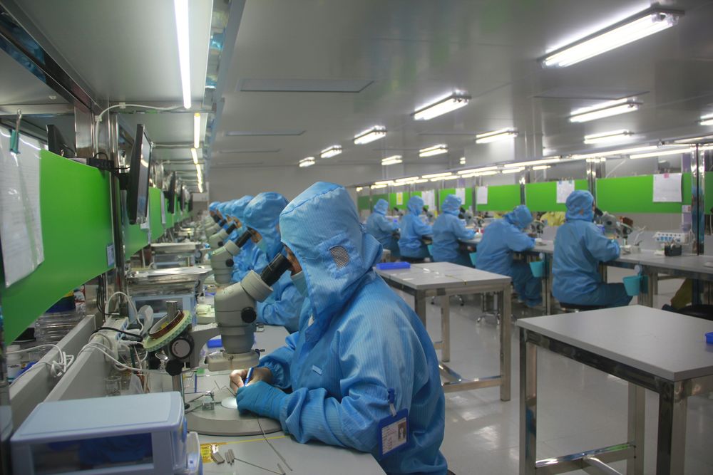 Operator in cleanroom gear. Photo: Glsun Mall / Unsplash