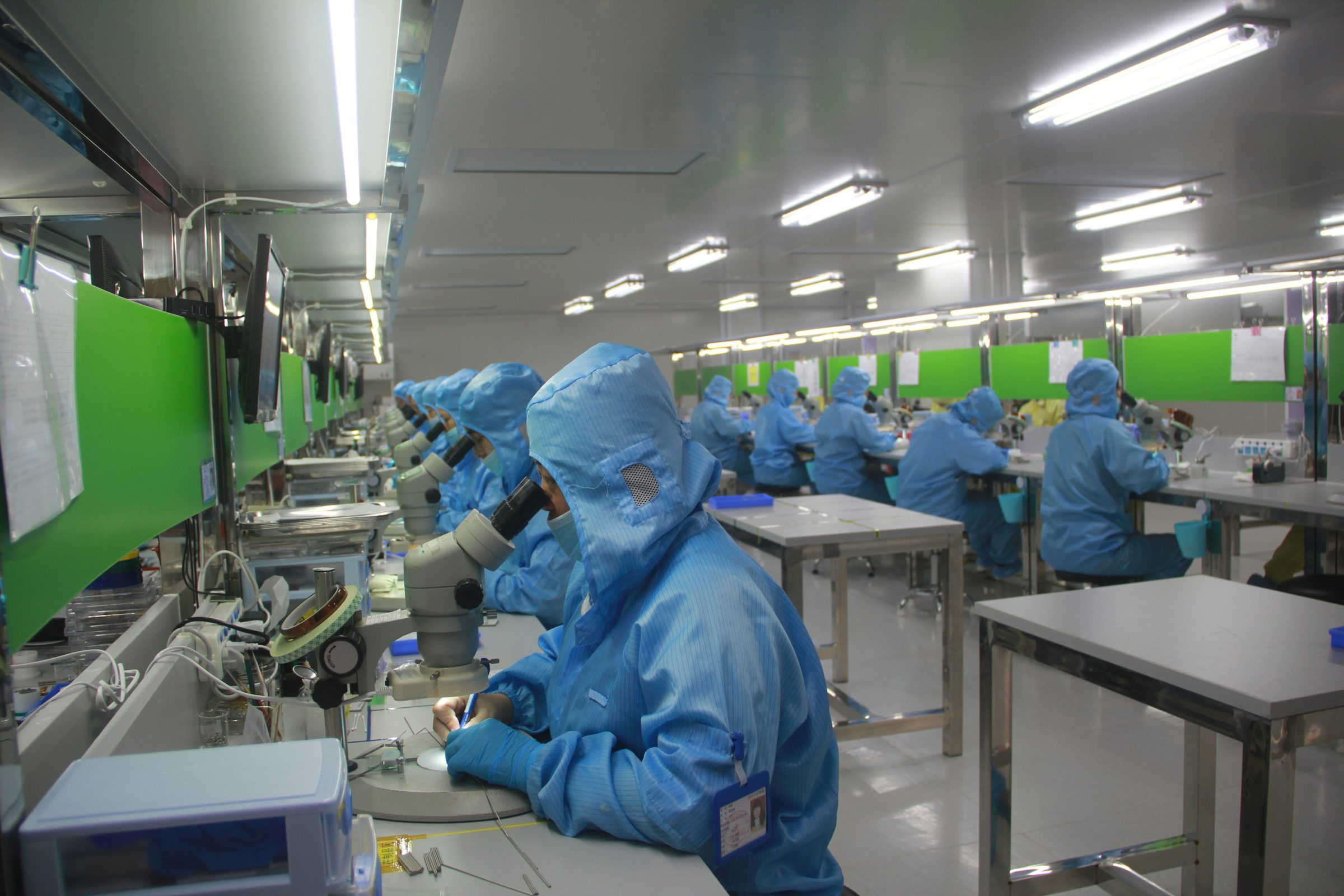 Operator in cleanroom gear. Photo: Glsun Mall / Unsplash