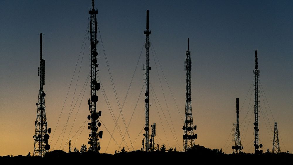 Telecom towers at sunset. Photo: Mario Caruso / Unsplash