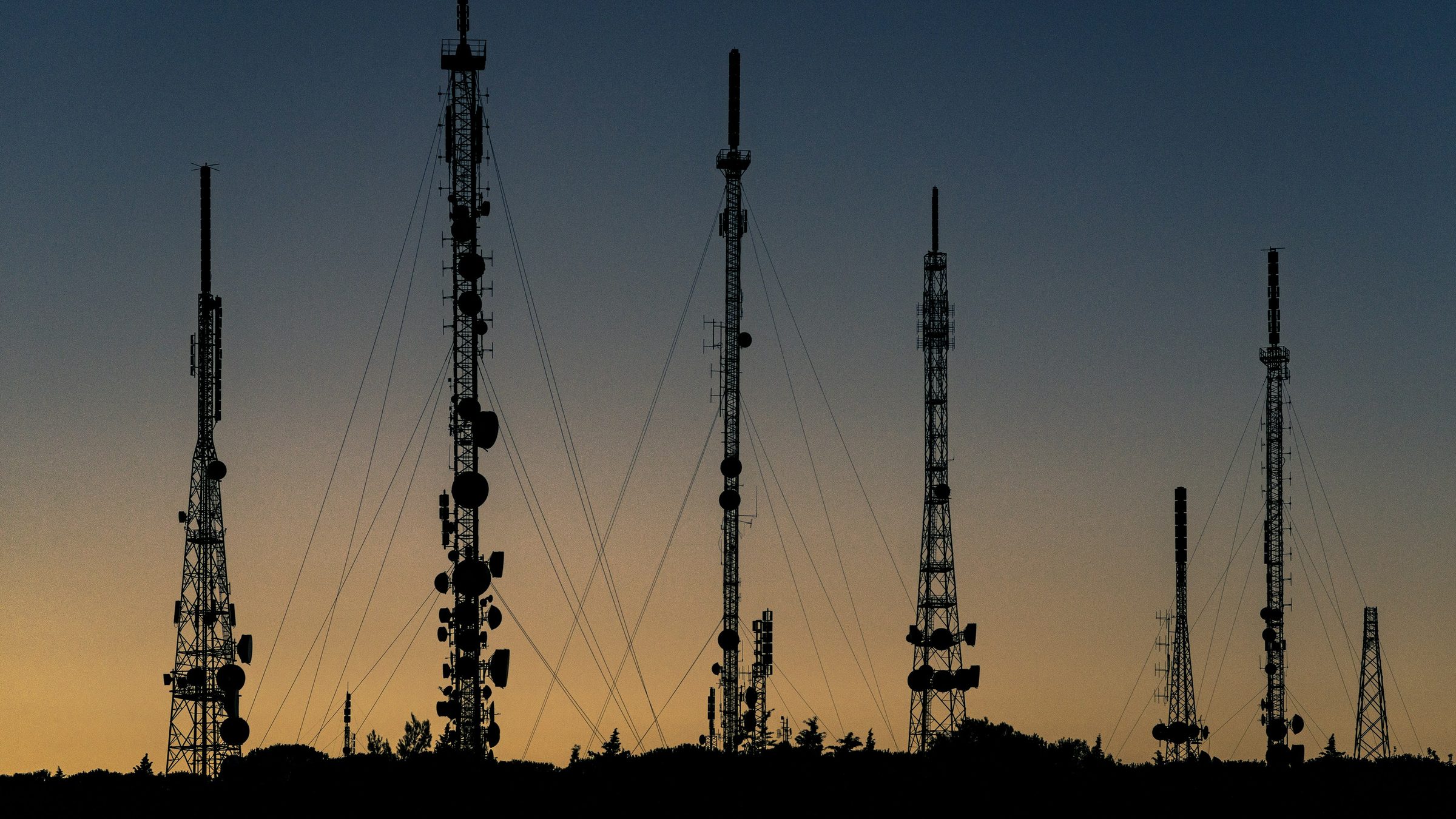 Telecom towers at sunset. Photo: Mario Caruso / Unsplash