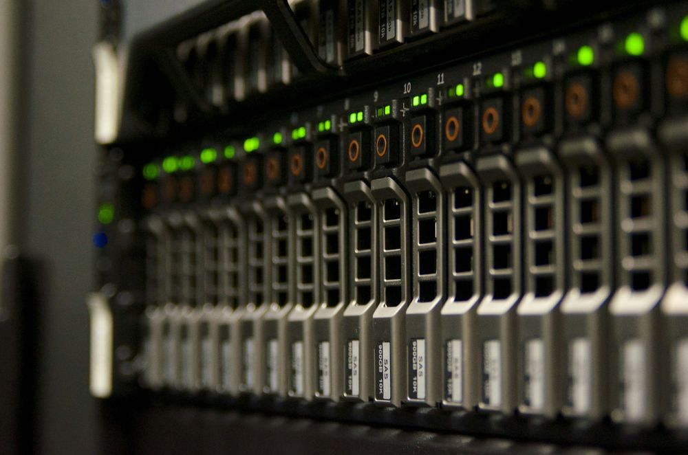 Server rack with blinking green lights. Photo: Domaintechnik / Unsplash