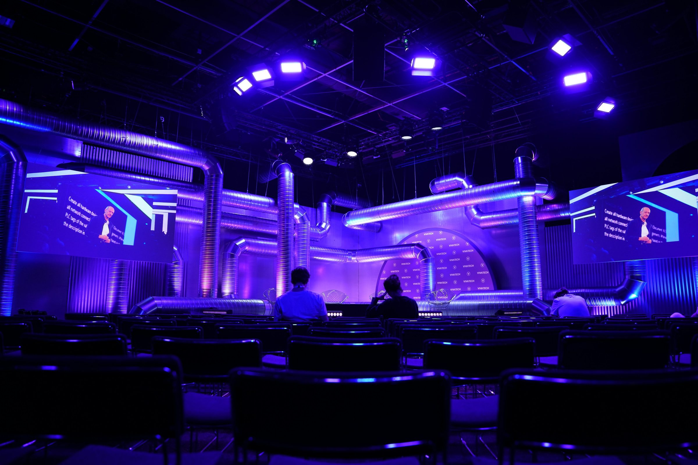 Esports studio with purple lighting. Photo: Danny Pérez / Unsplash