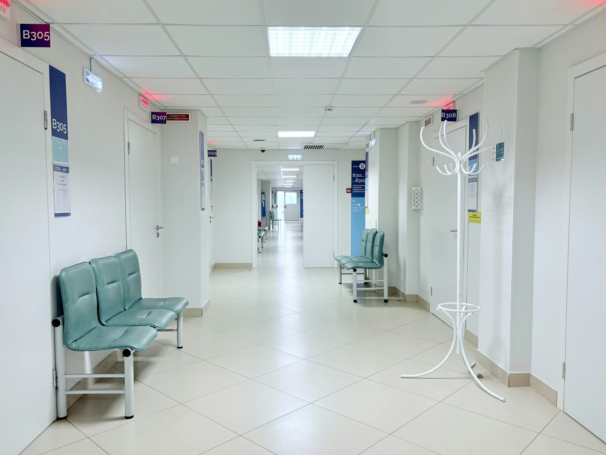 Hospital corridor with benches and doors. Photo: Tasha Kostyuk / Unsplash