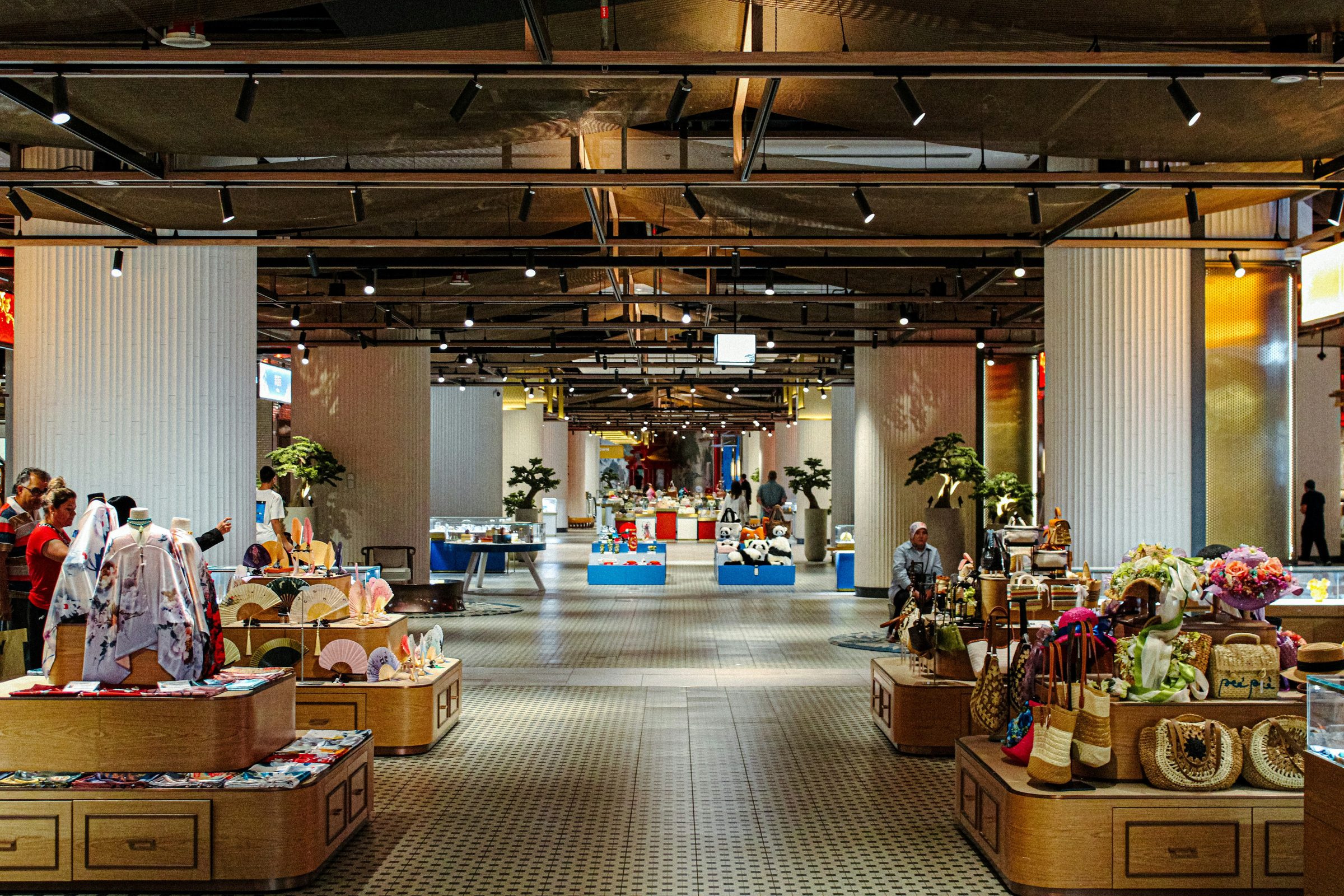 Well-lit retail store with merchandise. Photo: Vishnu Kalanad / Unsplash