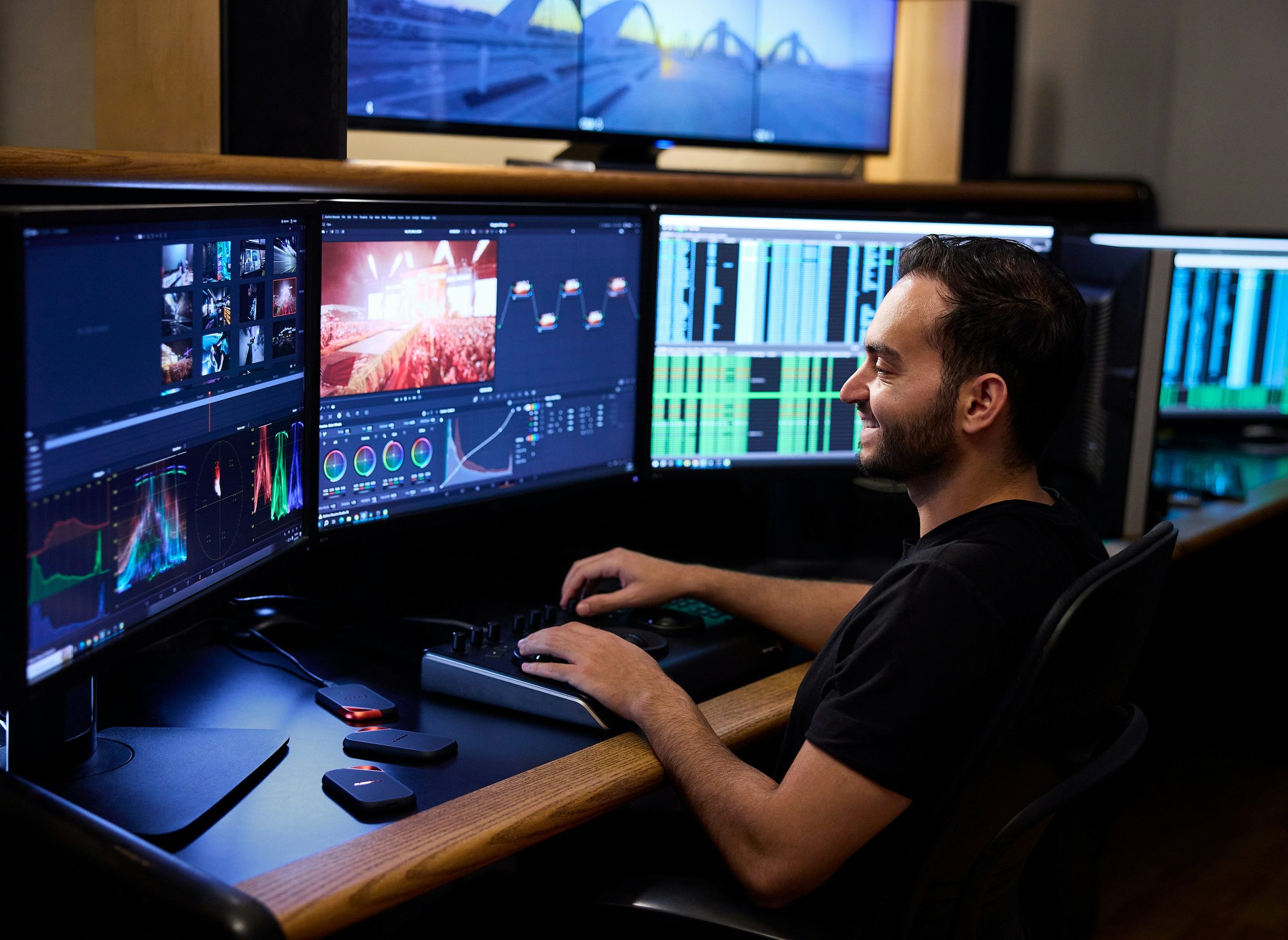 Engineer at multiple monitors. Photo: Sandisk / Unsplash