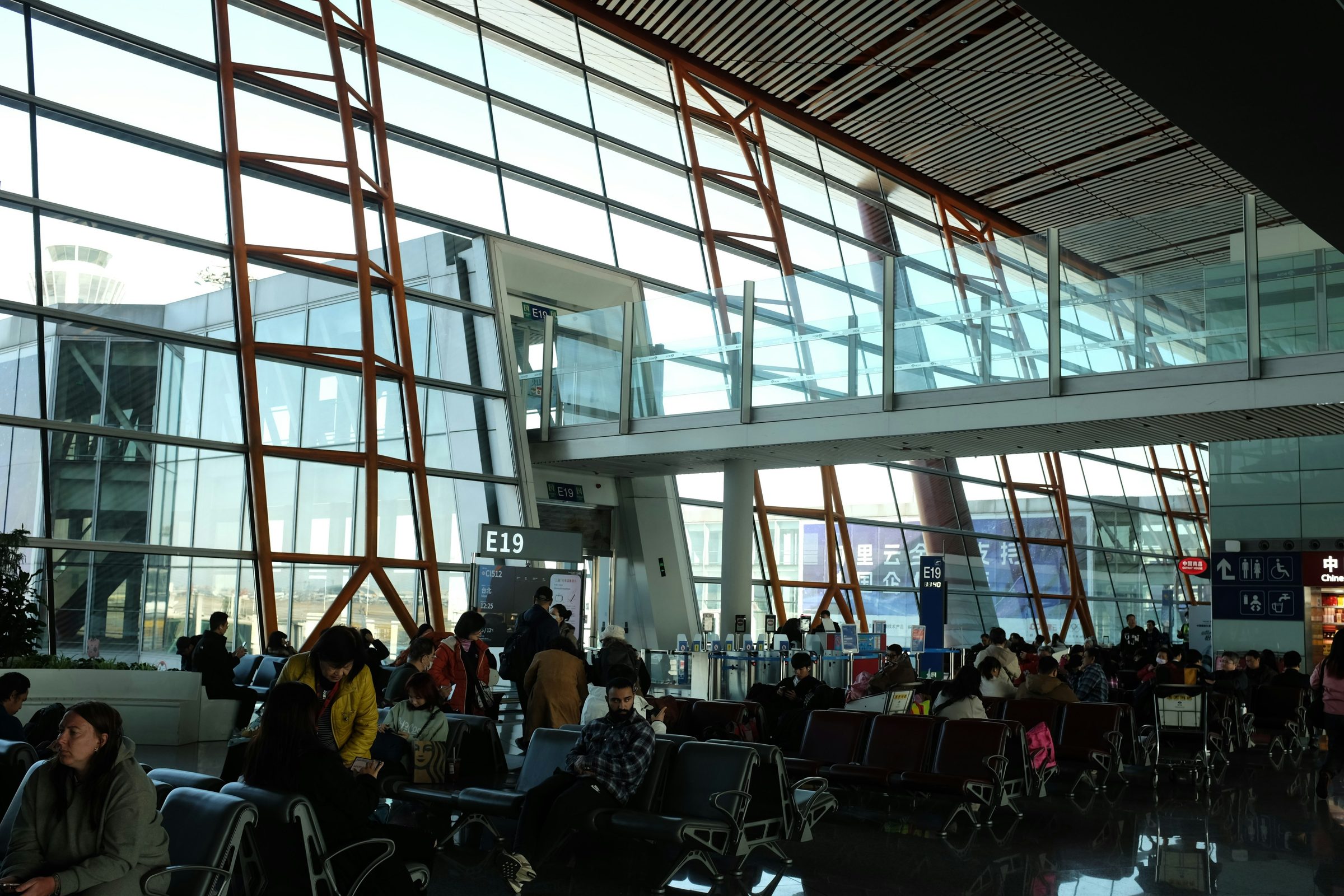 Travellers in a modern airport terminal. Photo: MChe Lee / Unsplash